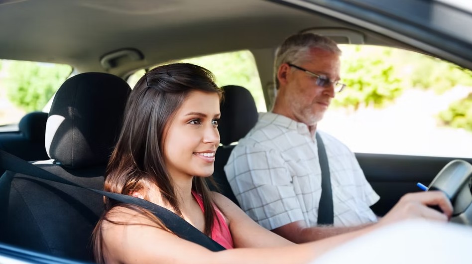 How Structured Driving Lessons Improve Road Awareness